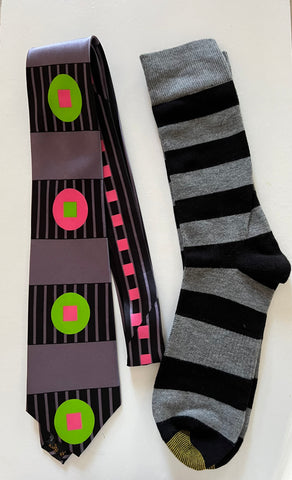 Geometrics tie in black and gray with socks
